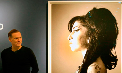 Bryan Adams, junto al retrato de A. Winehouse. | P. Stollarz [MS FOTOS]