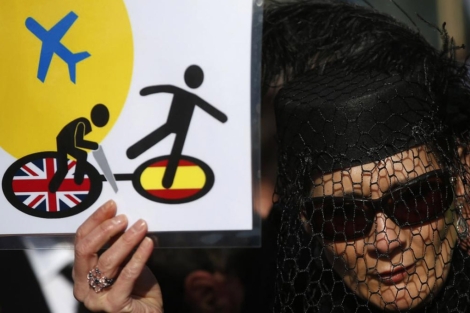 Protesta de una empleada de Iberia. | Reuters