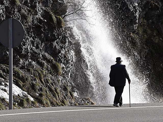 Un hombre pasea en Roncal (Navarra). | Jess Diges / Efe
