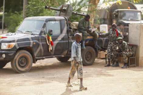 Un nio pasa frente a soldados malienses en la ciudad nortea de Diabaly. | Efe
