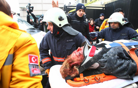 Una mujer herida tras la explosin en Ankara. | Afp