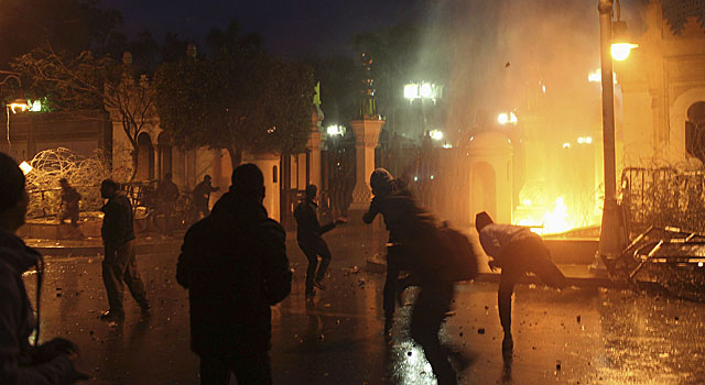 Lanzamientos de piedras y ccteles molotov, hoy, en El Cairo. | Afp