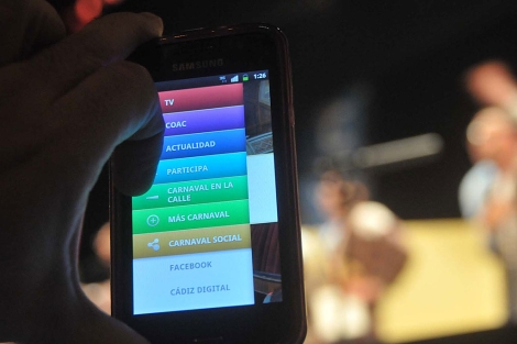 Un telfono mvil muestra en su pantalla el acceso a la aplicacin. | C. Zambrano