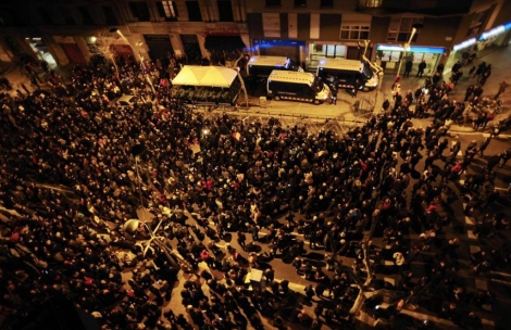 Un millar de personas ha rodeado la sede del PP en Urgell. | Santi Cogolludo
