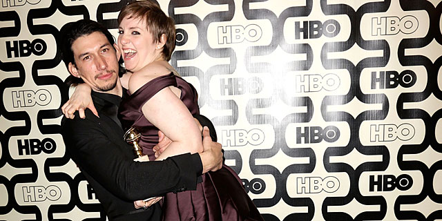 Lena Dunham, con su compaero de reparto Adam Driver en los Globos de Oro. | Gtres