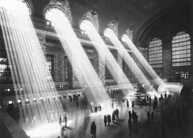 La luz se cuela por los ventanales en 1954. [VEA MS FOTOS] | AP