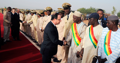 El presidente francs Hollande, a su llegada en Bamako, seguido de sus ministros Fabius y Le Drian, saludan a las autoridades malienses. | Afp