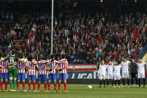 Atltico y Sevilla, en el minuto de silencio que se guard antes del partido. | Efe