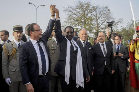 Hollande y Traore, este sbado en Bamako. | Efe/EPA