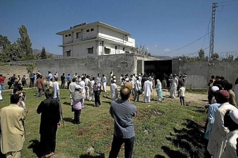 Curiosos y periodistas contemplan la residencia de Bin Laden en Abbottabad. | Ap