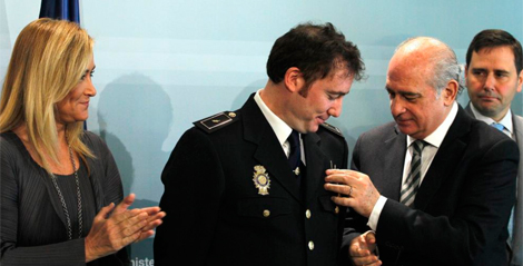 El ministro, acompaado de Cristina Cifuentes, condecora con la Cruz a Rubn. | Kote Rodrigo.