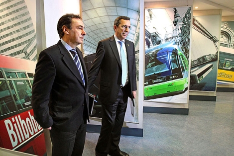 José Luis Bilbao junto al viceconsejero de Transportes, Antonio Aiz. | Efe