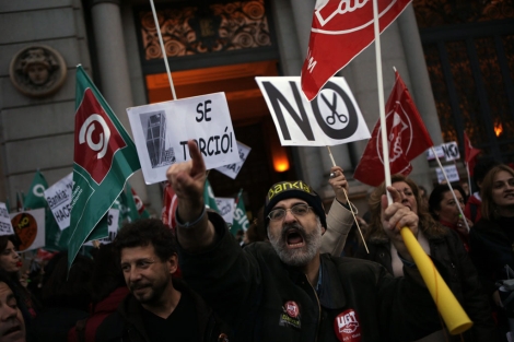 Trabajadores de Bankia durante una protesta contra los despidos. | Reuters