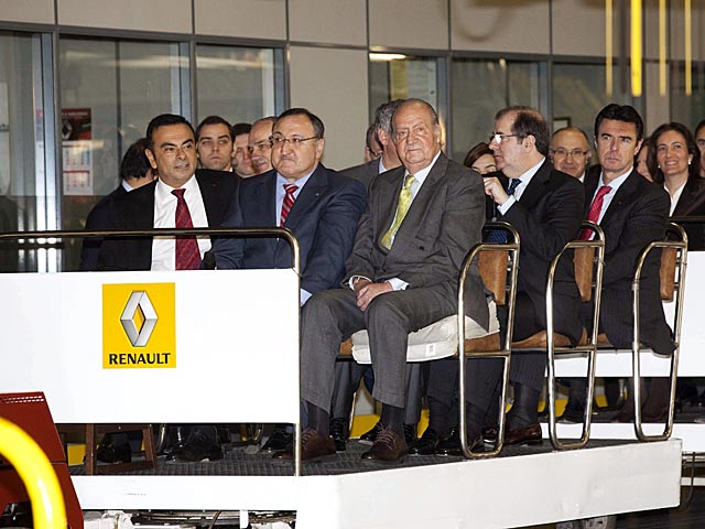 El Rey Juan Carlos recorre en un tren las instalaciones de la factoría Renault en Valladolid . | R. García / Efe