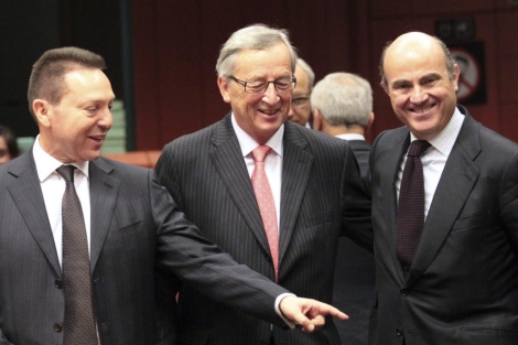 Yannis Stournaras (i) junto al primer ministro de Luxemburgo (c) y de Guindos. | Efe