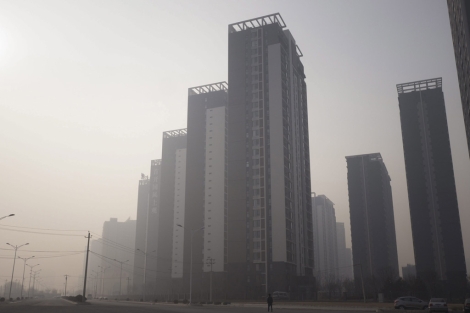 Viviendas en construcción a las afueras de Pekín. | Efe
