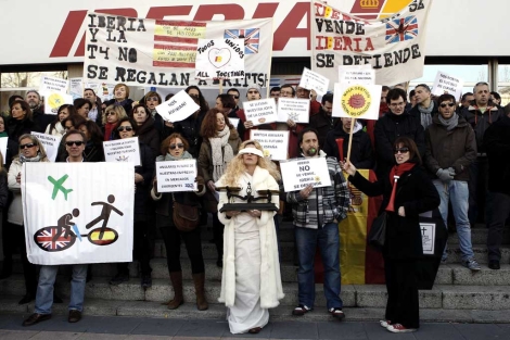 Trabajadores de Iberia protestan frente a la sede de la compaa. | Efe