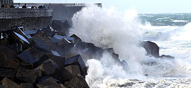 Una ola rompe en el Paseo Nuevo de San Sebastin. | J. Etxezarreta / Efe