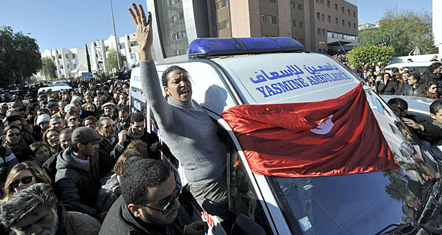 Una destacada abogada tunecina, en la ambulancia que transportaba el cuerpo de Bel Aid. | Afp