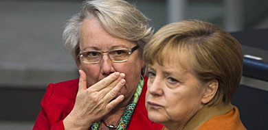 Annette Schavan (izda.), junto a Angela Merkel en el Reichstag. | Reuters