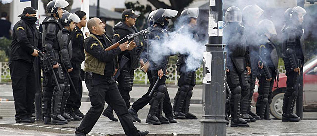 Un polica dispara gas lacrimgeno contra los manifestantes en Tnez. | VEA MS IMGENES