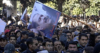 Manifestantes con el retrato del asesinado. | VEA MS IMGENES