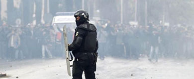 Un polica, entre gases lacrimgenos, en la protesta. | VEA MS IMGENES