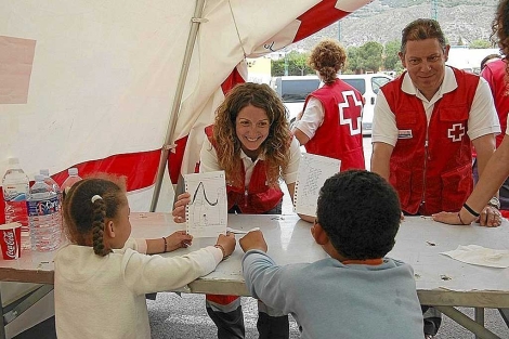 Voluntarios de Cruz Roja atienden a dos menores en Alicante. | ELMUNDO