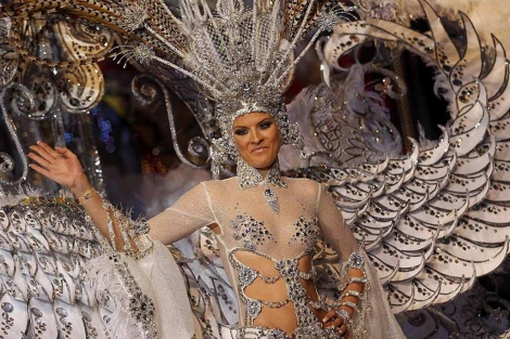 Soraya Rodríguez y la fantasía con la que se ha proclamado reina del Carnaval. | Efe