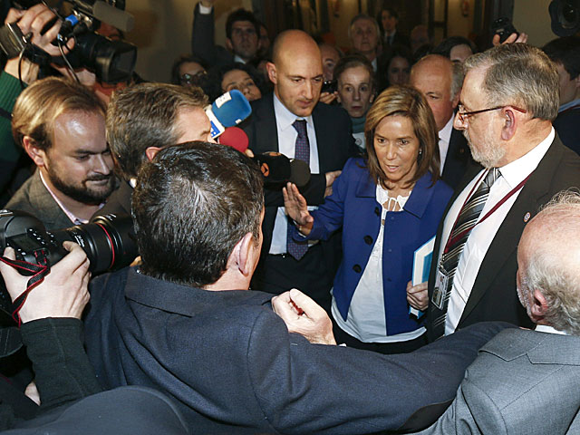 La ministra de Sanidad, Ana Mato, rodeada de periodistas y cmaras en el Senado. | Juanjo Martn / Efe