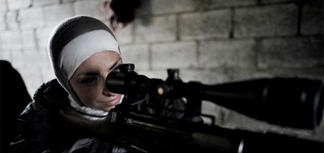 'Guevara' con su rifle en las primeras lneas de Alepo (Siria). | A. Romenzi