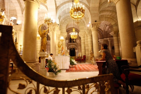 Interior de la catedral de La Almudena durante un oficio de 2011. | Sergio Enríquez-Nistal