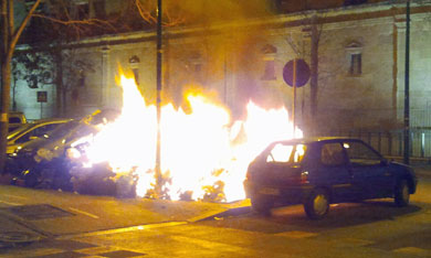 Contenedores ardiendo en Sevila. | Foto: @mirsalgueiro