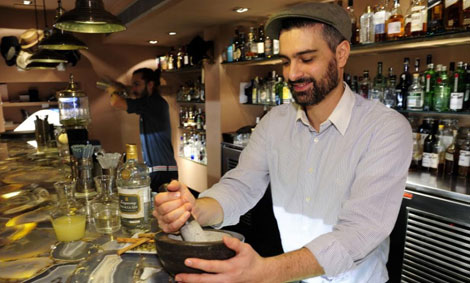 As prepara su cctel el barman en el gastrobar Le Cabrera. | Bernardo Daz.