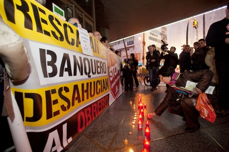 Una participante en la concentracin enciende una vela por el fallecido. | Madero Cubero