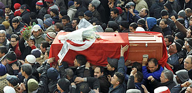 Miles de tunecinos, en el funeral de Bel Aid. | Afp