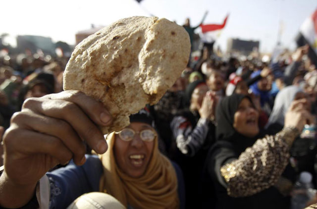Un hombre sostiene un trozo de pan en protesta por los altos precios de los alimentos bsicos. | Reuters