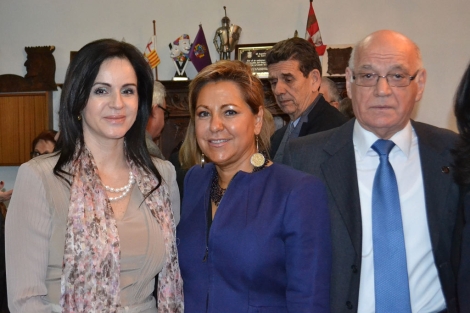 Silvia Clemente con Rosa Valden, alcaldesa de honor y pregonera del acto, y Julio Calvo, presidente de la Casa de Castilla y Len en Catalua. | Ical