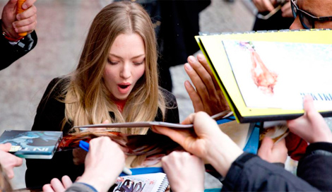 Amanda Seyfried firma autgrafos durante el 'photocall' de su pelcula. | Efe