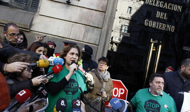 Ada Colau, frente a la Delegacin de Gobierno. | Foto: Domnec Umbert