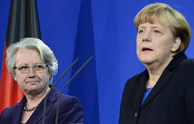 Annette Schavan y la canciller Angela Merkel, al anunciar su marcha. | Reuters