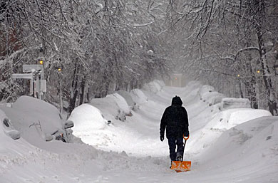 Un hombre camina con una pala por Boston. | Reuters