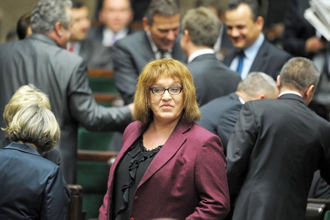 La transexual Anna Grodzka, entre colegas en el Parlamento polaco. | Afp