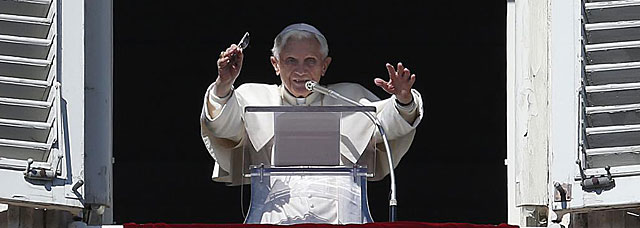 El papa Benedicto XVI saluda desde el balcón.