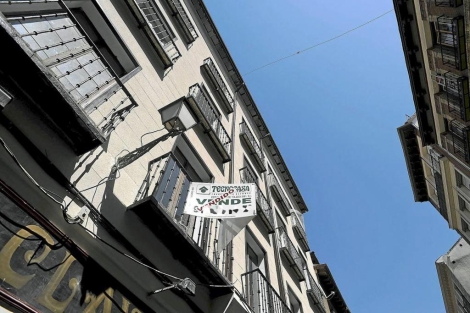Cartel que anuncia la venta de un piso en Madrid. | Bernardo Daz