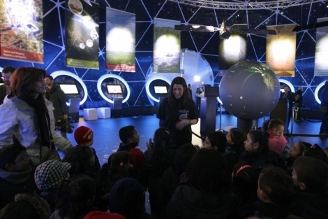 Varios nios visitan la exposicin 'Espacio Europeo'. | Paco Toledo