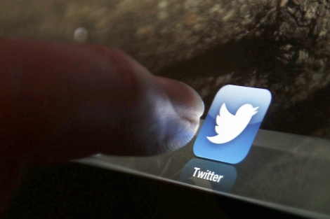 Un usuario entra en Twitter con su iPad. | Reuters