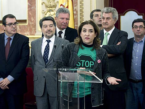 La portavoz de la PAH, Ada Colau, en el Congreso junto a Jess Posada. | Emilio Naranjo / Efe