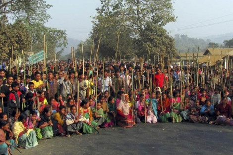 Manifestantes de la tribu Rabha bloquean una carretera en Goalpara. | Reuters