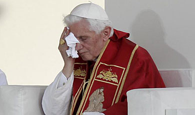 El Papa se seca el sudor en su visita de 2011 a Madrid. | A. Di Lolli